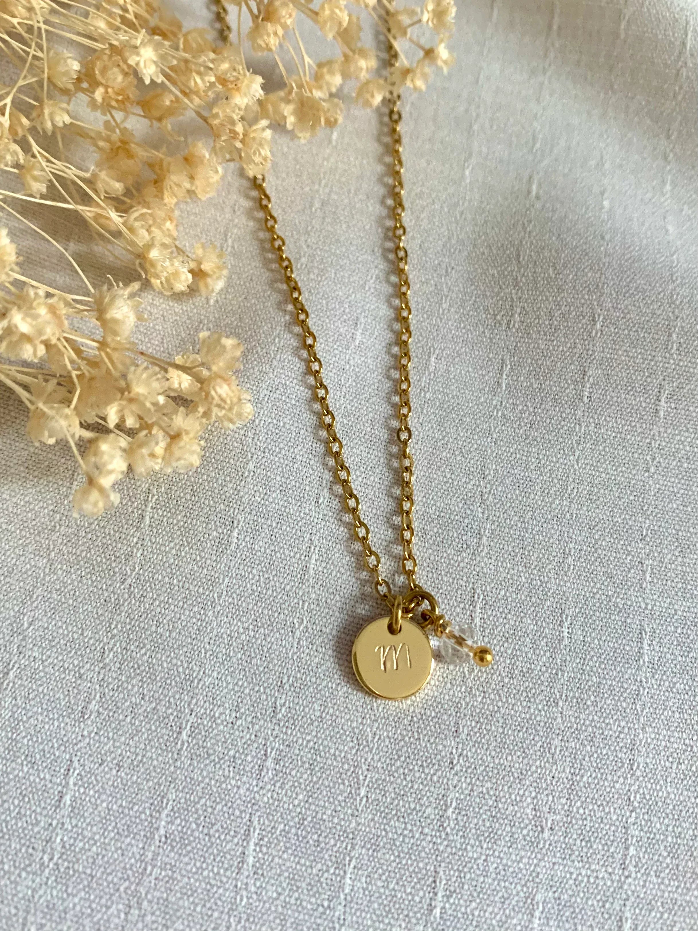 Collier LENA - Pendentif lettre gravé avec pierre de naissance - Lynéör Bijoux