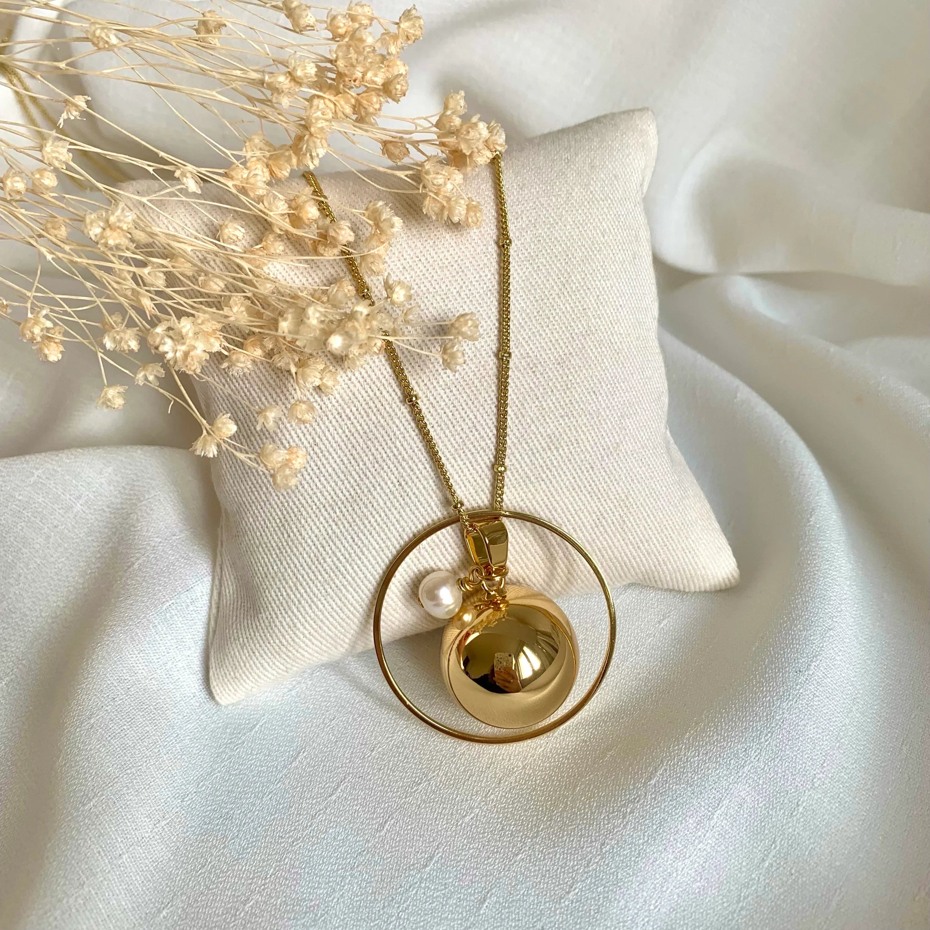 Bola de grossesse doré et perle de nacre - Lynéör Bijoux