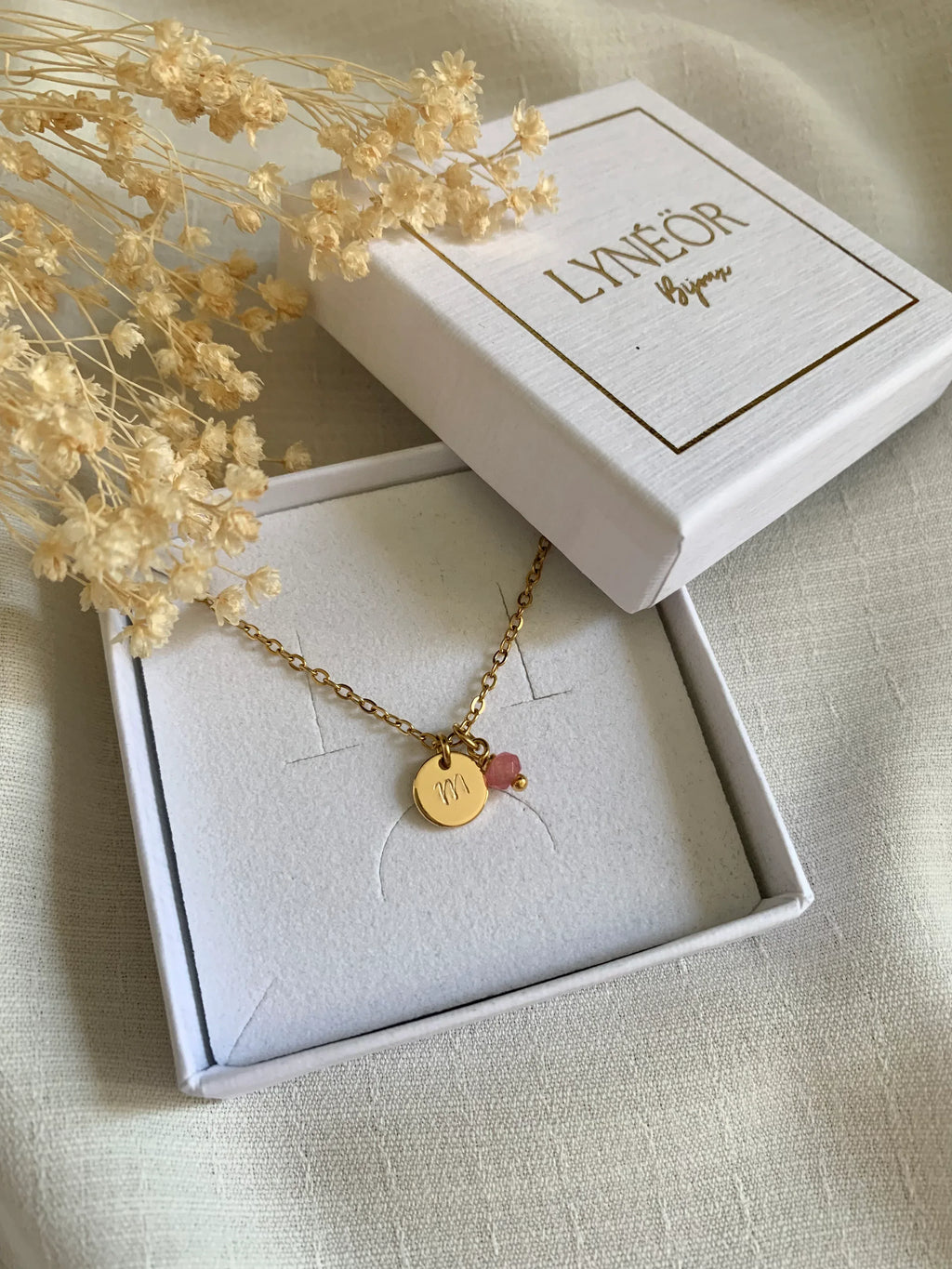 Collier LENA - Pendentif lettre gravé avec pierre de naissance - Lynéör Bijoux