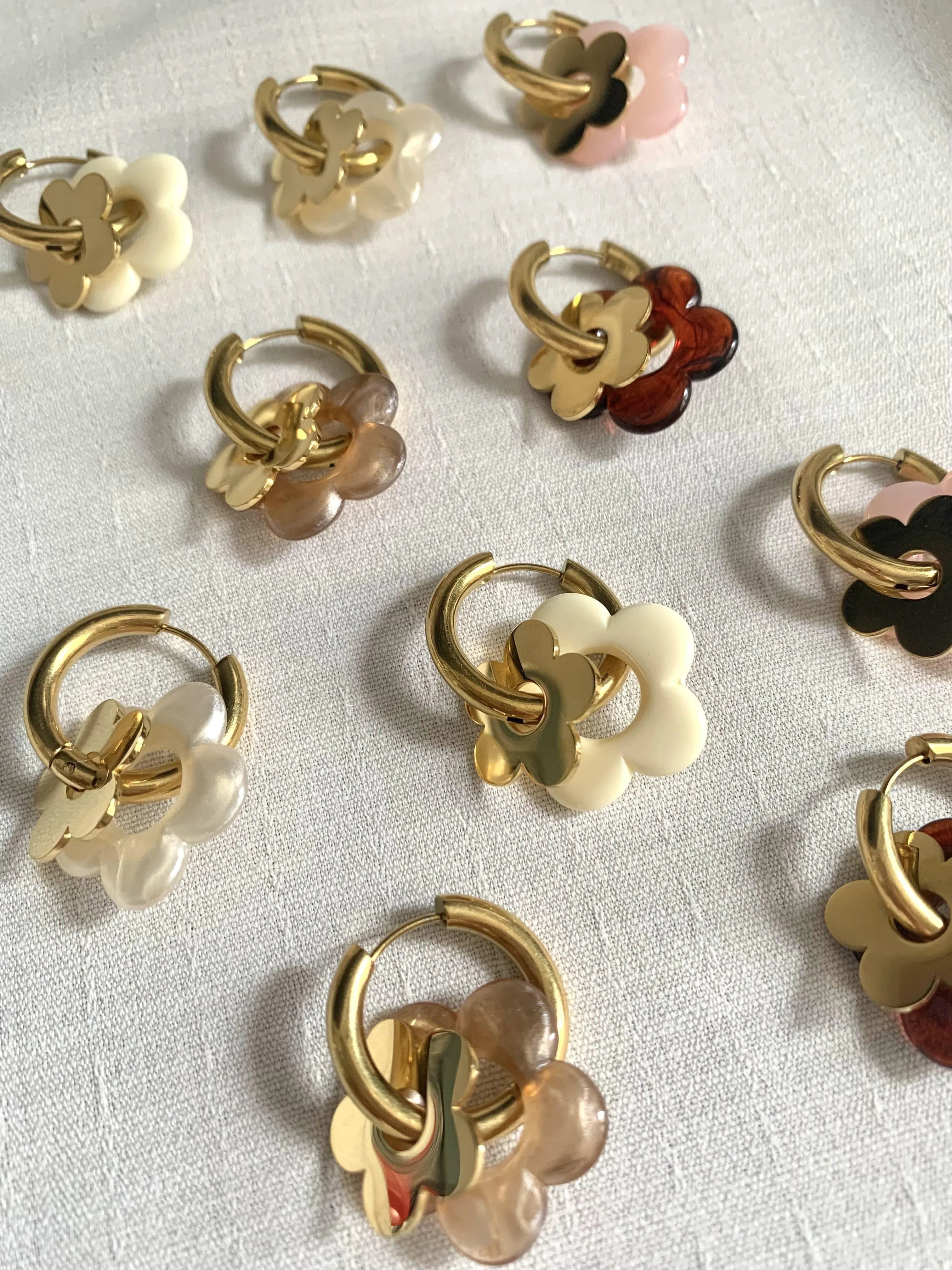 Boucles d'oreilles créoles fleurs MAYA - Lynéör Bijoux