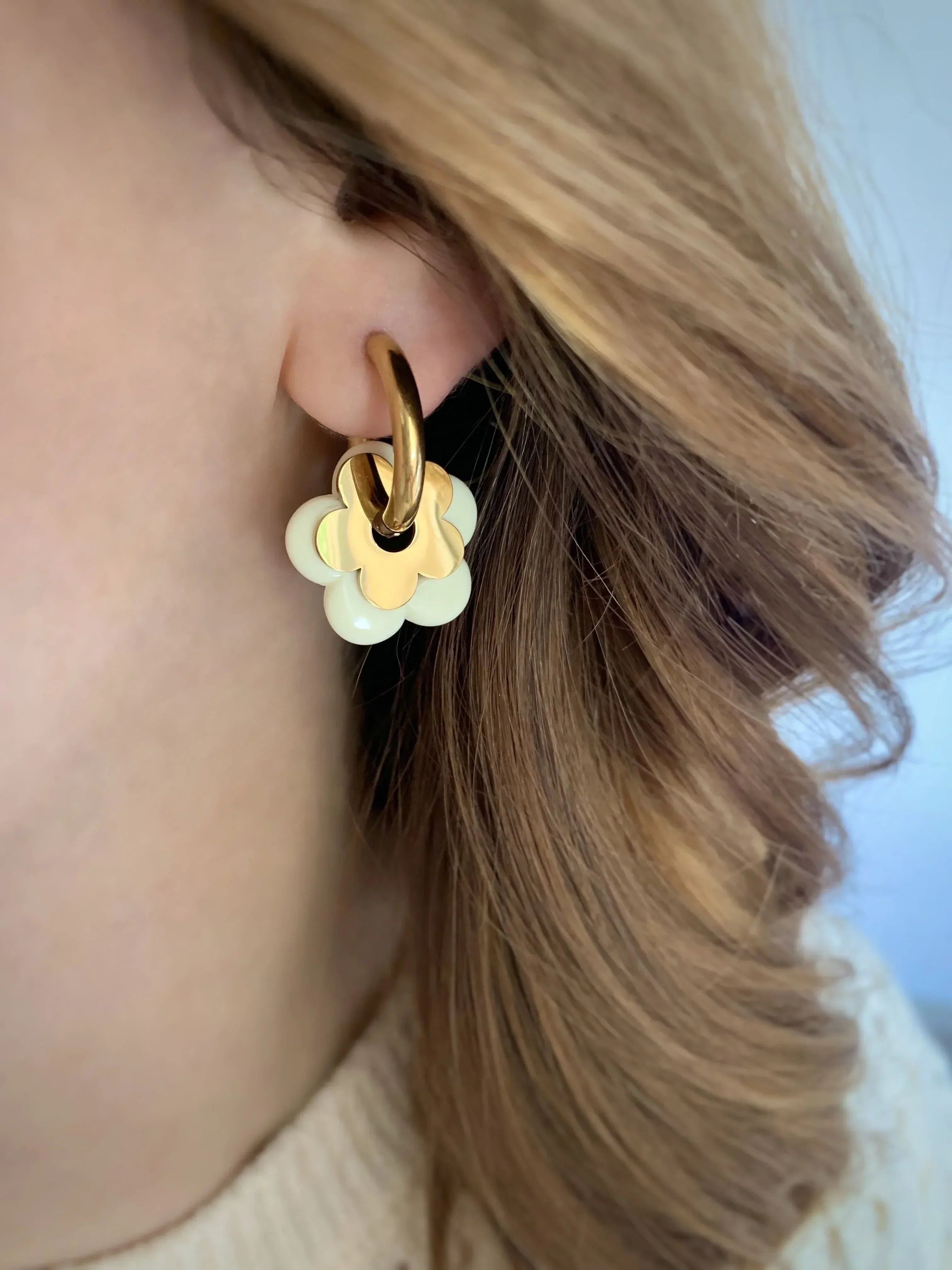 Boucles d'oreilles créoles fleurs MAYA - Lynéör Bijoux