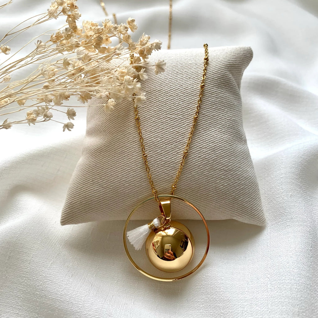 Bola de grossesse doré et pompon blanc - Lynéör Bijoux