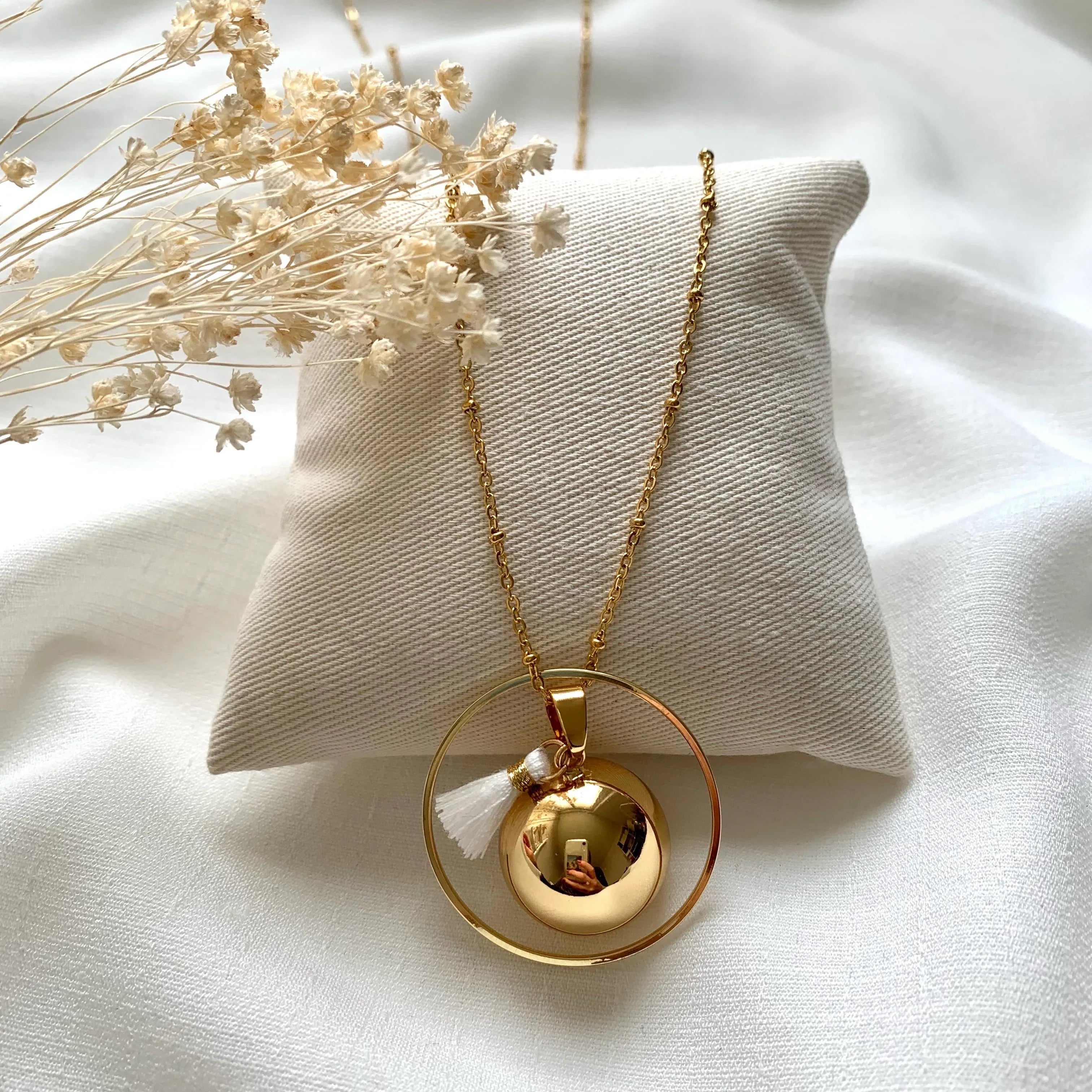 Bola de grossesse doré et pompon blanc - Lynéör Bijoux