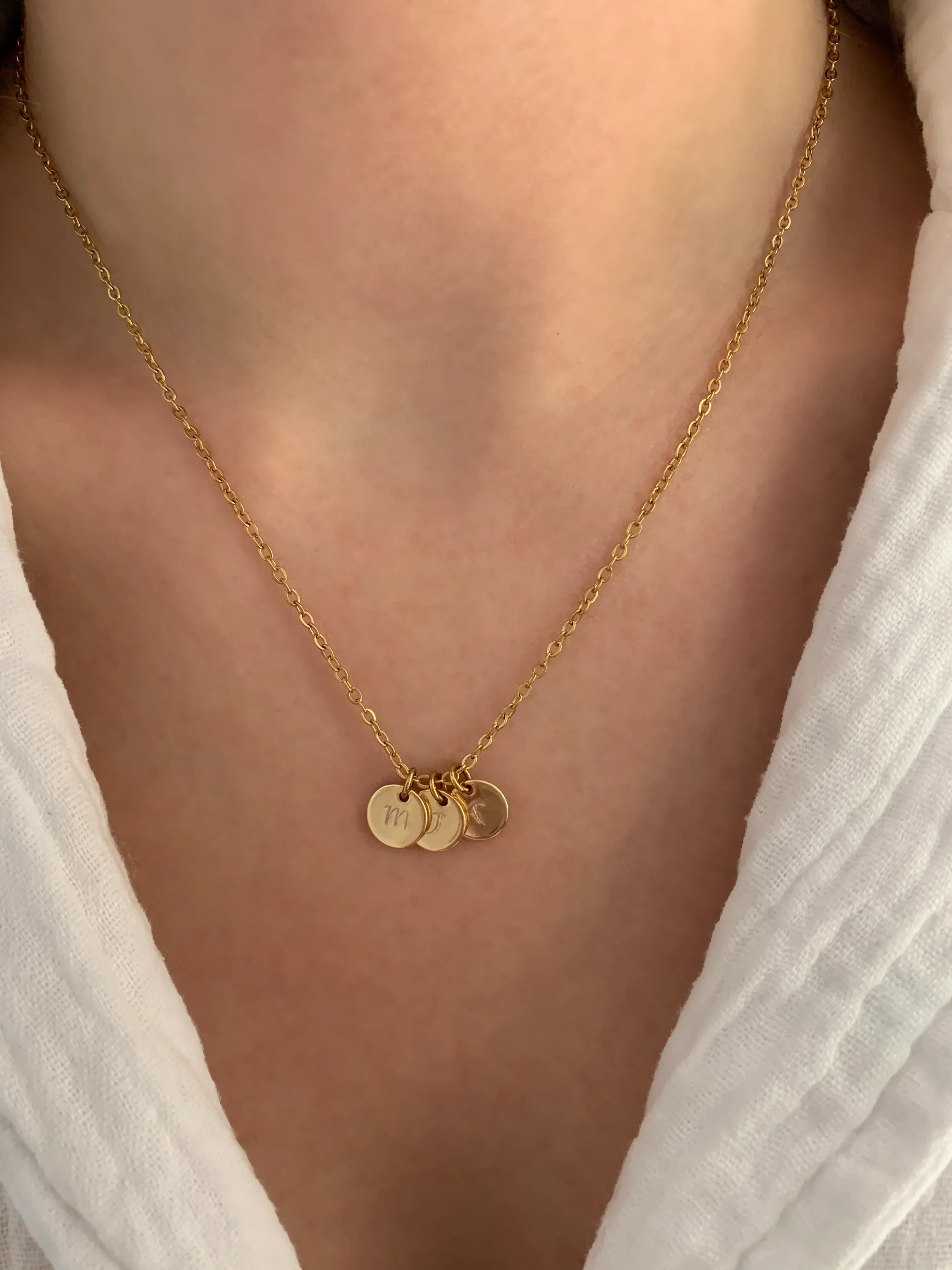 Collier LENA - Pendentif lettre gravé - Lynéör Bijoux