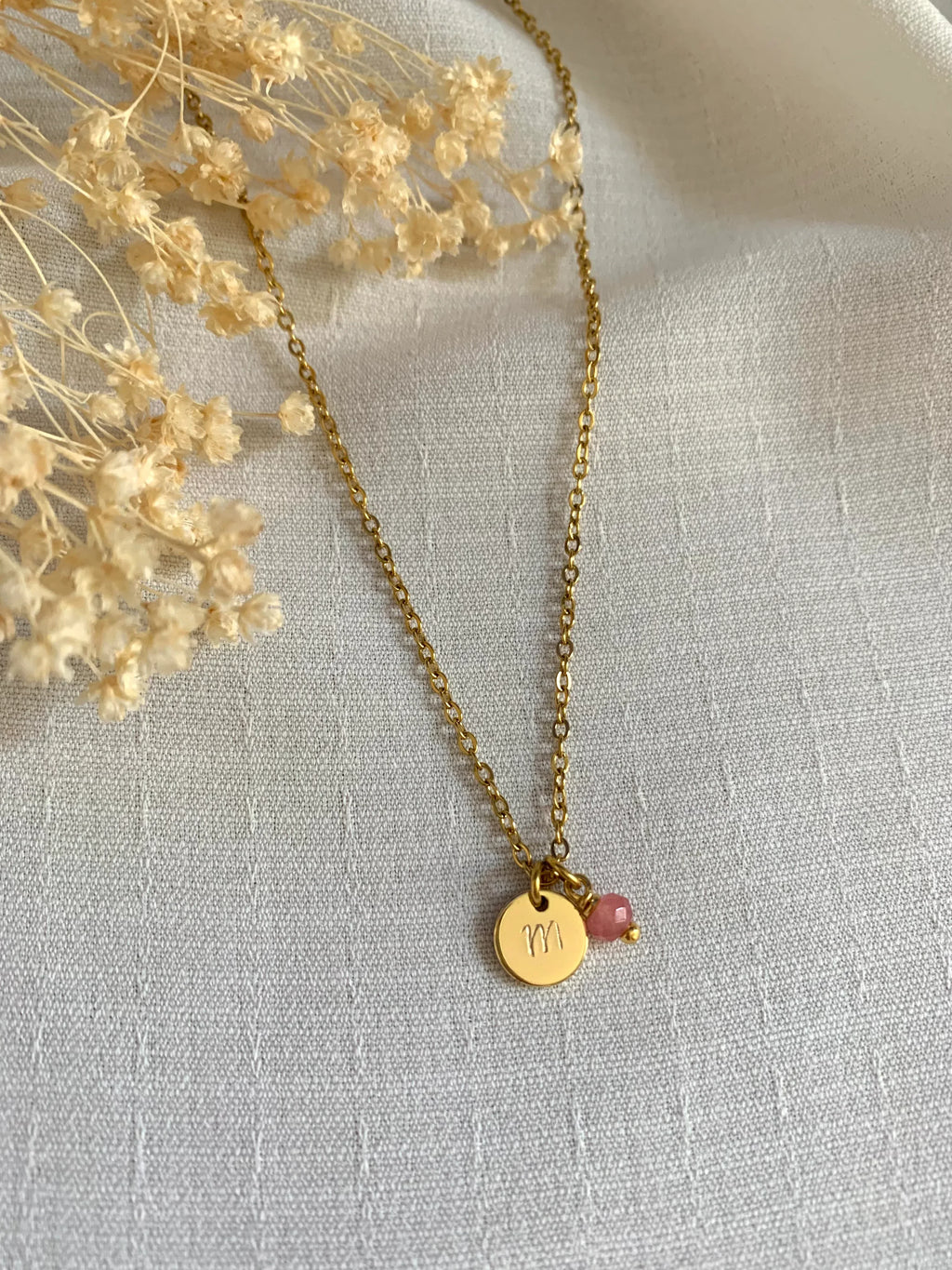 Collier LENA - Pendentif lettre gravé avec pierre de naissance - Lynéör Bijoux