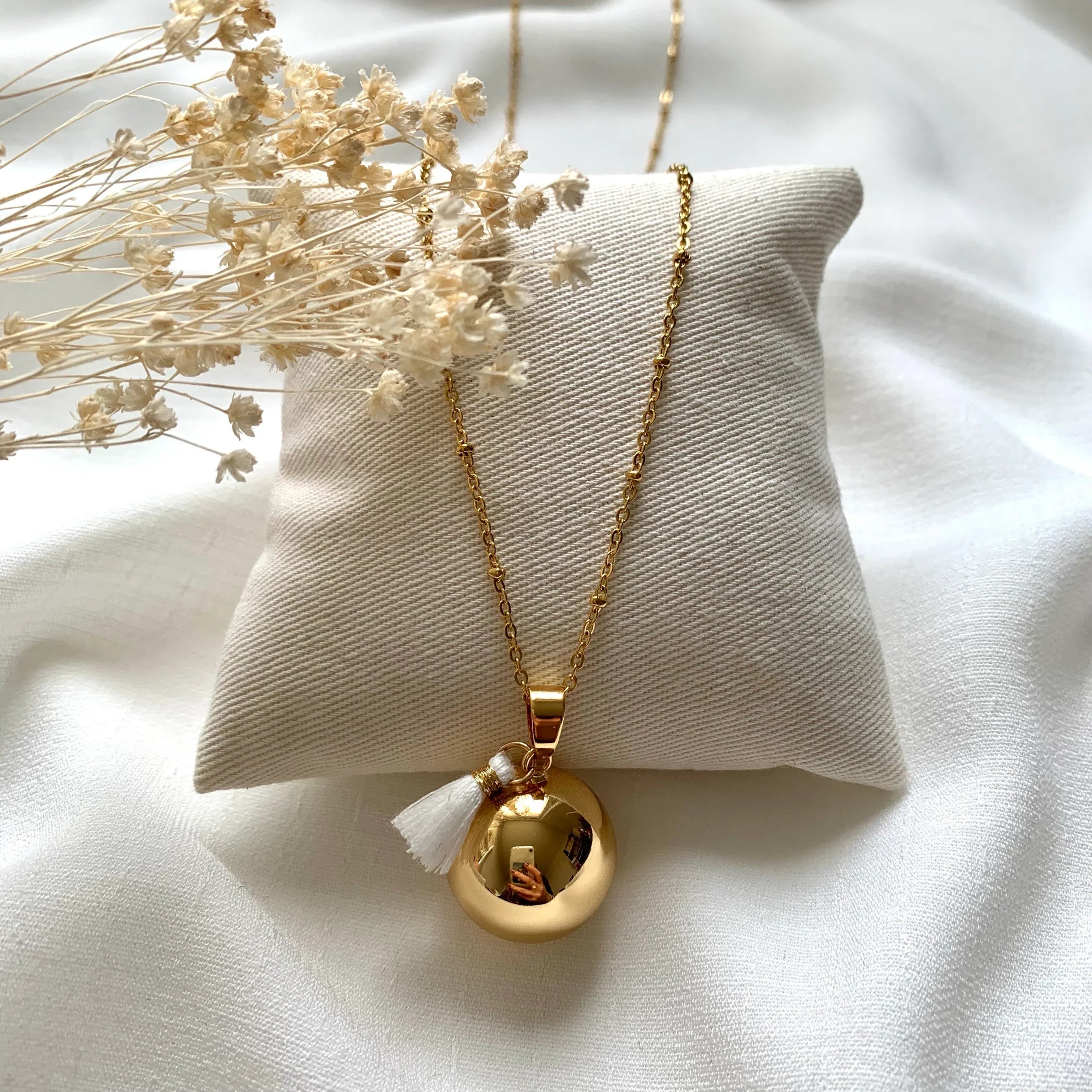 Bola de grossesse doré et pompon blanc - Lynéör Bijoux