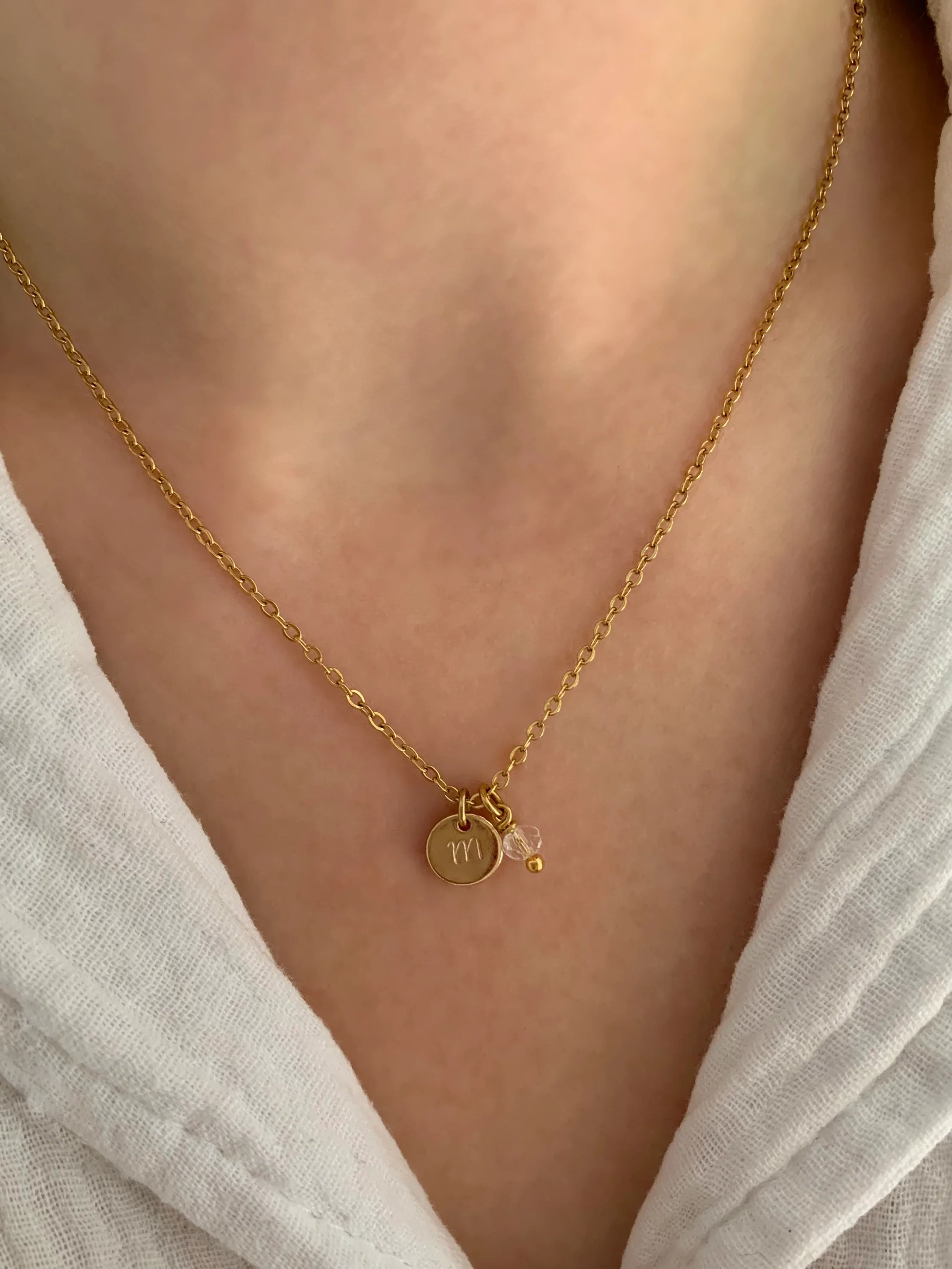 Collier LENA - Pendentif lettre gravé avec pierre de naissance - Lynéör Bijoux